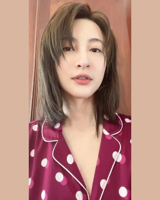 林夏薇邊泡澡邊吃飯　素顏示人網民認不出