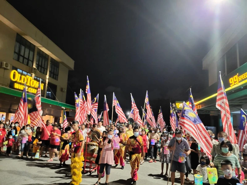 「情牽九州慶中秋」逾千人參與　三大種族樂融融提燈遊行