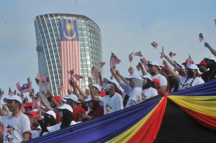 萬人慶國慶路邊植物被踐踏　隆市政局：損失70萬令吉