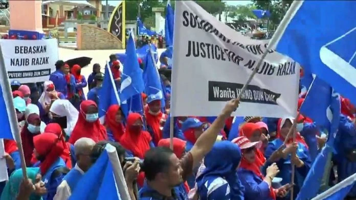 「聲援納吉」集會　逾百人手持國陣黨旗高喊「BossKu」