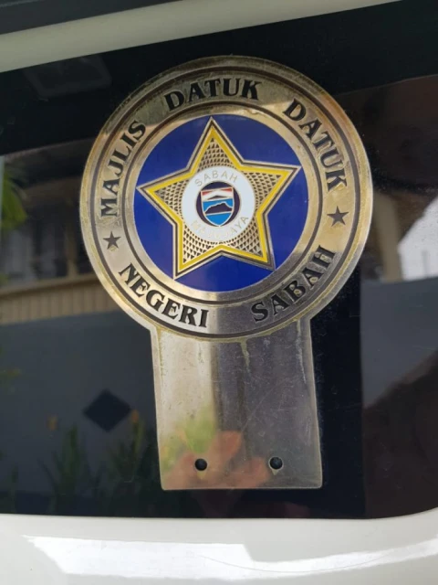 各界受促查核勳銜真偽 沙假拿督車標泛濫