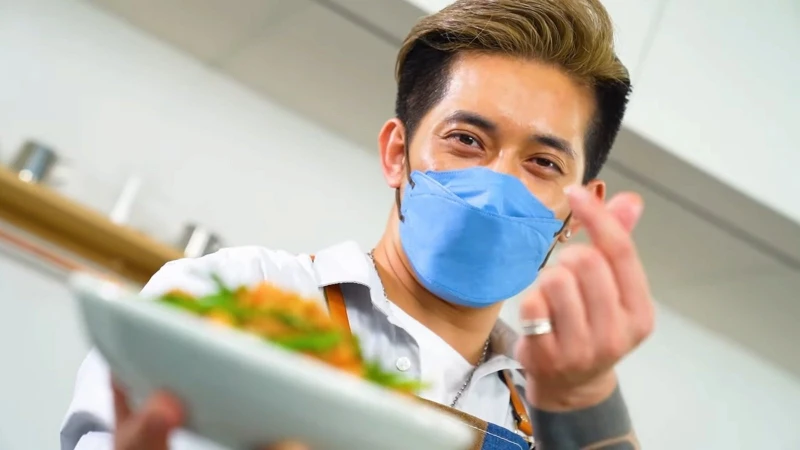 貌似郭富城MIRROR成員火速走紅　豬肉檔網紅除罩後星途完結