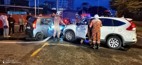 兩車相撞女司機輕傷