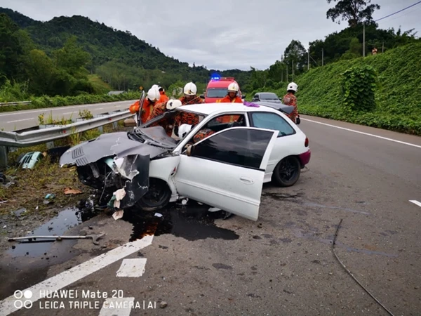 U轉失控撞護欄 男司機當場死亡