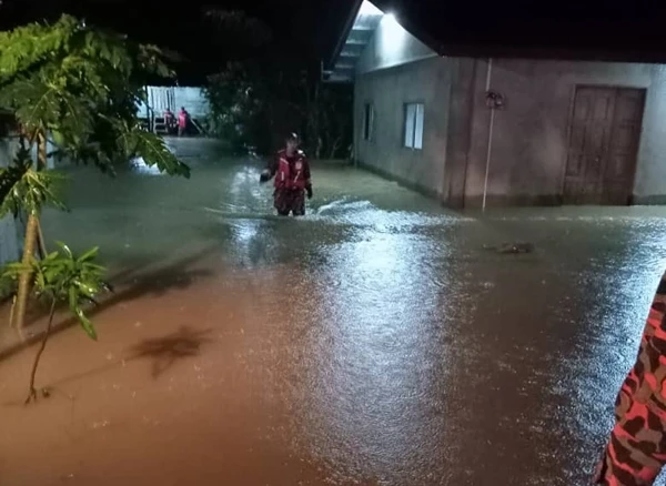 洪水襲瓜拉班尤 婆孫倆漏夜疏散