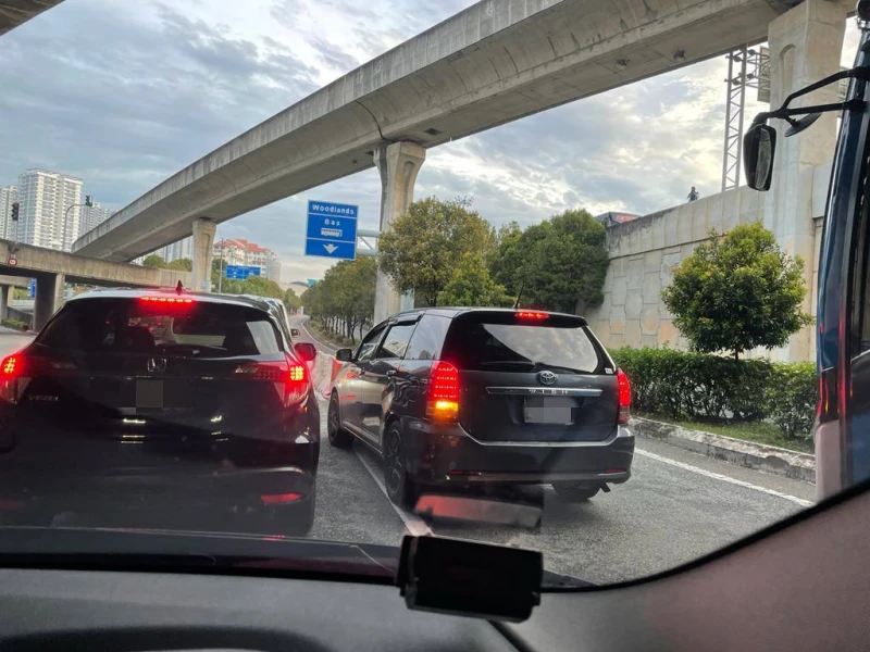 新馬關卡阻塞插隊事件頻傳 車主：即使鳴車笛也不管用