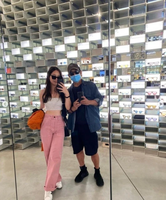 曬爸爸李連杰陪逛街合照　19歲Jada好身材不輸媽媽利智