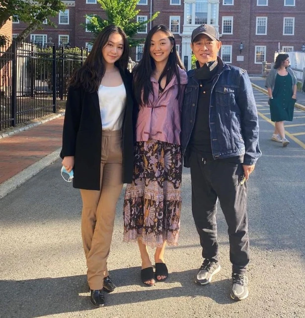 曬爸爸李連杰陪逛街合照　19歲Jada好身材不輸媽媽利智