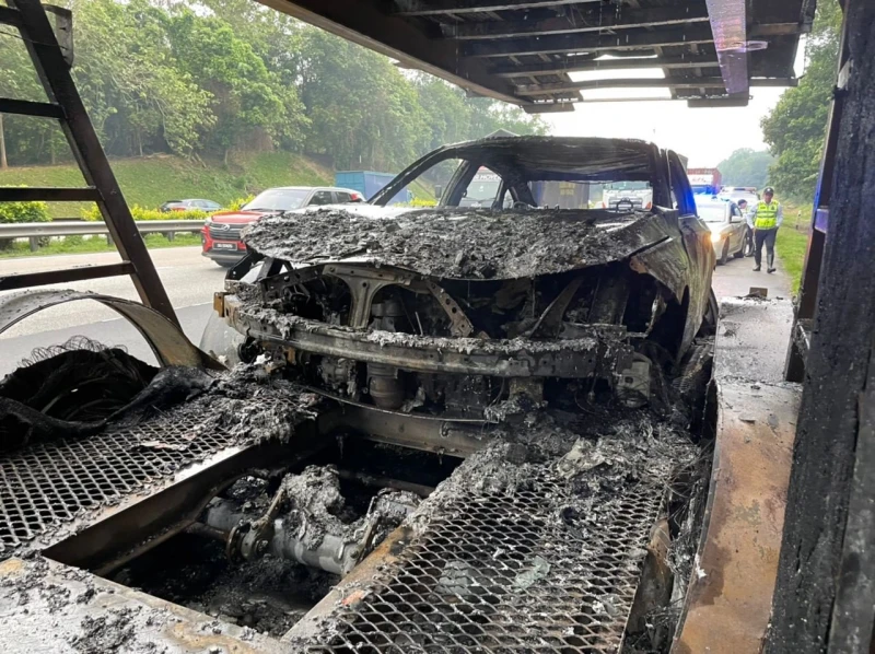 火燒拖格羅里　6輛嶄新轎車毀於一旦