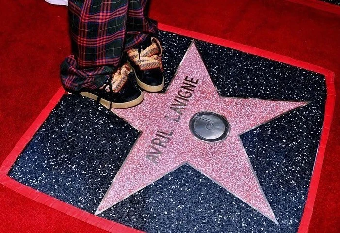 艾薇兒曬火辣照　中門大開露半峰