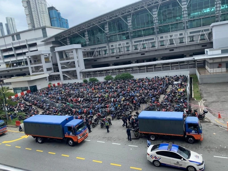 新山關卡外違規停放　大批摩哆遭充公