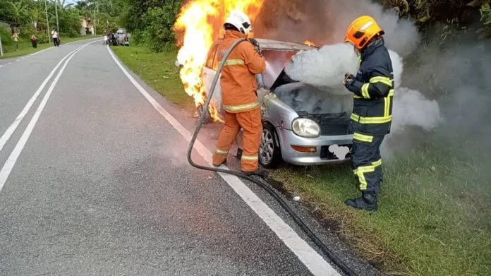 國產車被大火吞噬