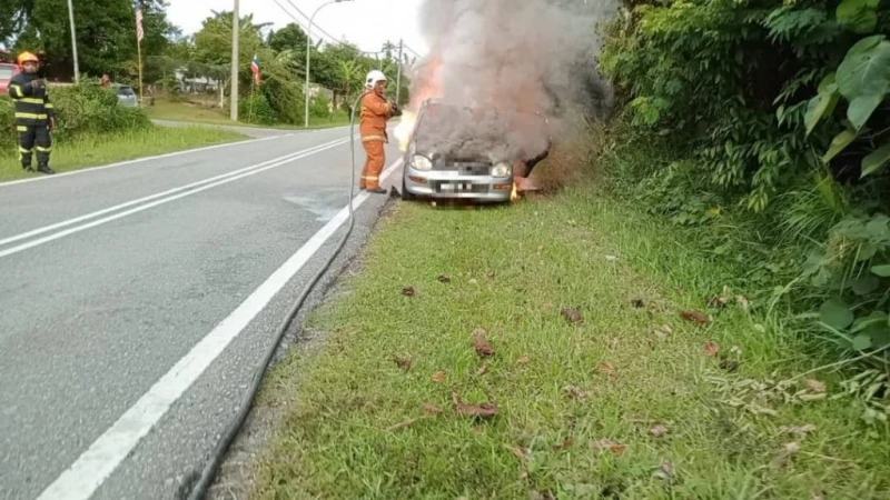 國產車被大火吞噬