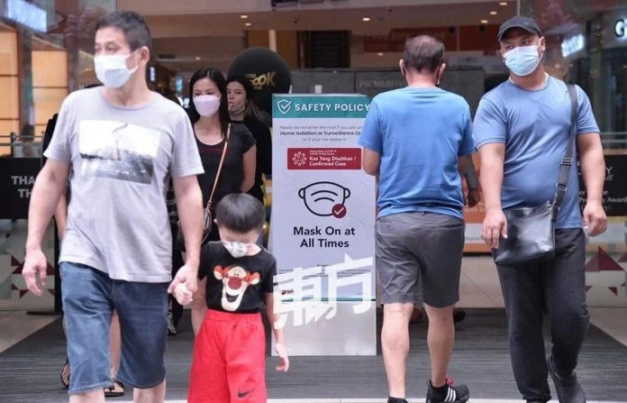 不再強制室內戴口罩  大馬民眾仍罩不離口