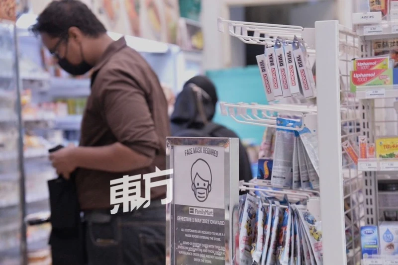 不再強制室內戴口罩  大馬民眾仍罩不離口