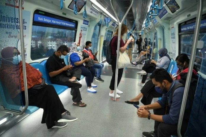 儘管政府不強制室內戴口罩　魏家祥：乘搭公交仍需戴口罩