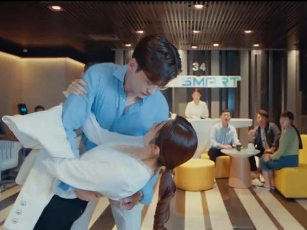 新劇扶王曉晨「扯到內衣帶」橋段惹議　張翰挨批油膩猥瑣