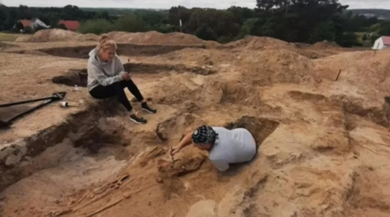 波蘭出土「女吸血鬼」遺骸　鐮刀抵喉防「她」死而復生