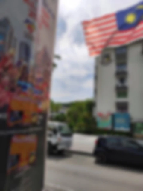 官員被控貪污濫權的海報及貼紙 突然冒現亞庇市區大小巷