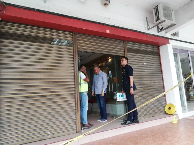 金店遭搶數十萬財物　二持槍匪徒仍在逃