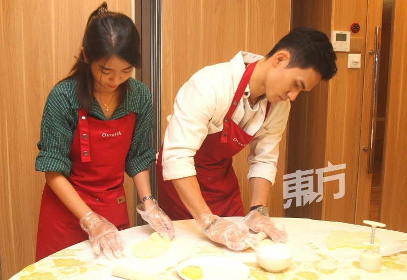 挑戰做月餅慶中秋　賴宏恩狠酸周雪婷：廚藝沒有進步過！