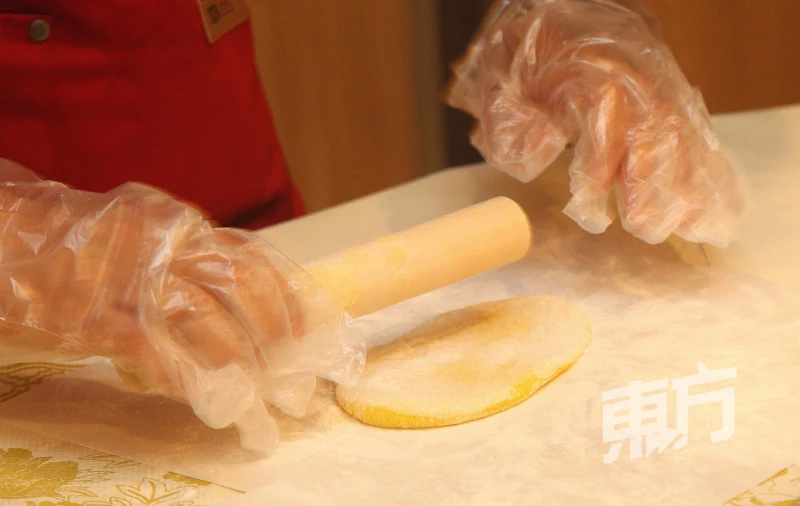 挑戰做月餅慶中秋　賴宏恩狠酸周雪婷：廚藝沒有進步過！