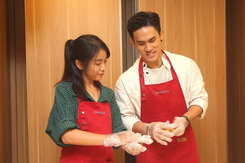 挑戰做月餅慶中秋　賴宏恩狠酸周雪婷：廚藝沒有進步過！