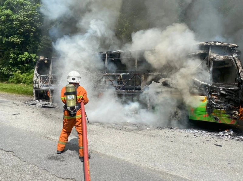 長途巴士突然著火　44學生及時逃生無傷亡