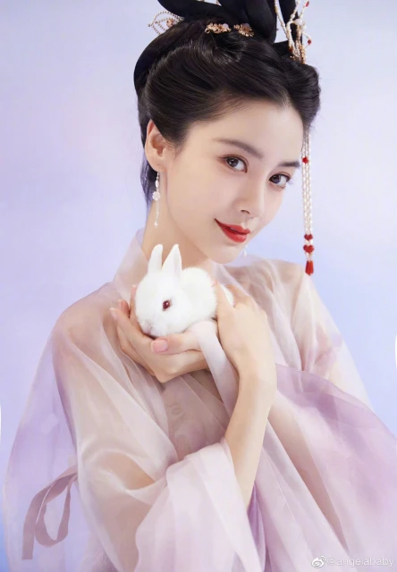 5大女星爭妍鬥麗　迪麗熱巴春光乍泄Baby扮嫦娥