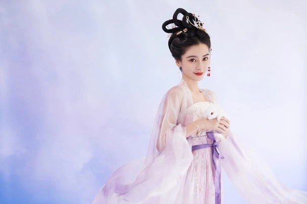 5大女星爭妍鬥麗　迪麗熱巴春光乍泄Baby扮嫦娥