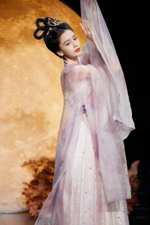 5大女星爭妍鬥麗　迪麗熱巴春光乍泄Baby扮嫦娥