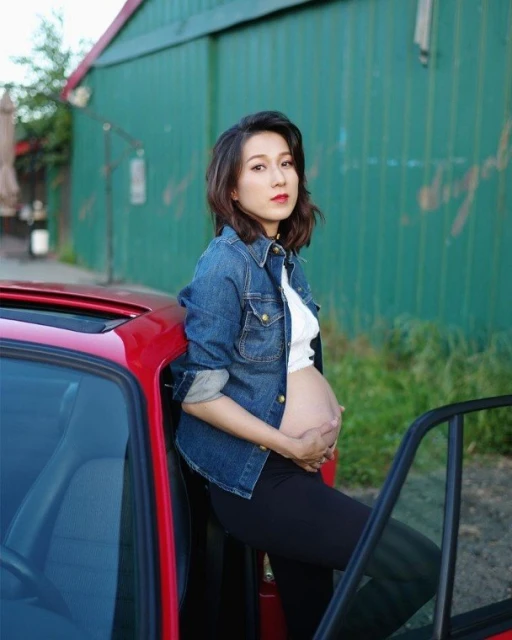 美爆的孕婦寫真！　鍾嘉欣曬白滑無紋巨肚