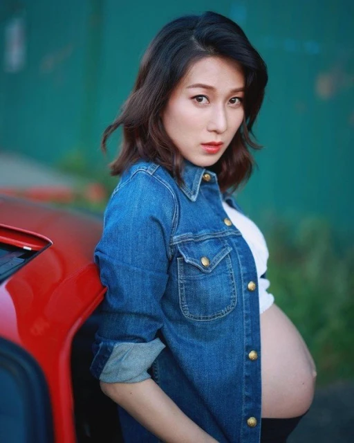 美爆的孕婦寫真！　鍾嘉欣曬白滑無紋巨肚