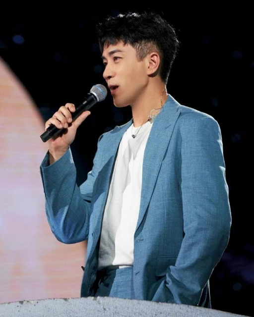 亮相央視中秋晚會獻唱　47歲劉愷威顏值驚艷網民