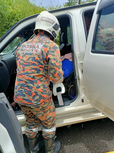 休旅車與四驅車相撞 4成人2兒童受傷