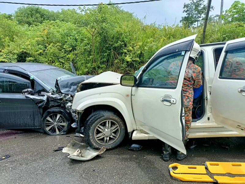 休旅車與四驅車相撞 4成人2兒童受傷