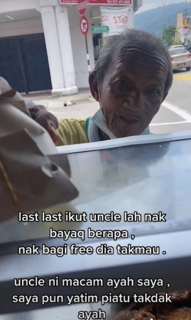 年邁常客拒收免費椰漿飯要付錢　小販與他有趣互動溫暖網民心