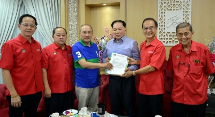 哈芝芝諾贈亞庇中華工商總會 創會111周年會慶最佳禮物