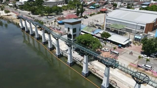 泰國玻璃步道開業首日即喊停 原因竟同鞋子有關