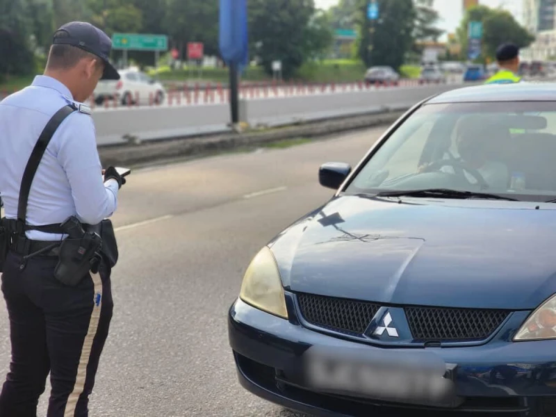 交警取締新山關卡外插隊車輛　違規司機被罰300令吉