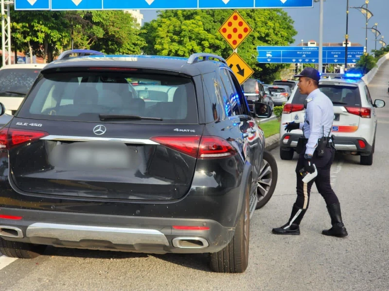 交警取締新山關卡外插隊車輛　違規司機被罰300令吉