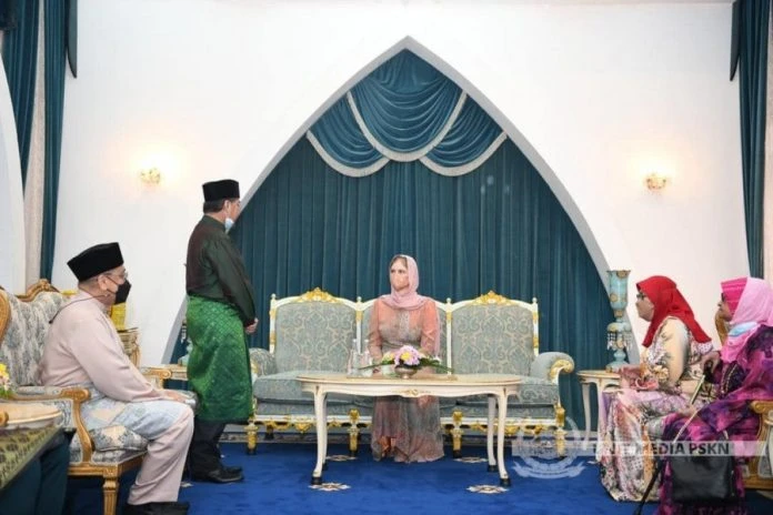 丹州蘇丹後首度亮相王宮