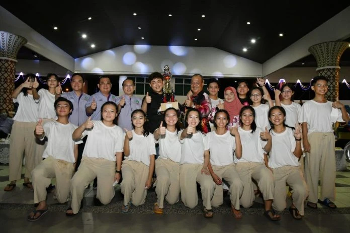 里卡士中華小學與沙巴崇正中學分奪《2022全民同慶中秋》燈籠比賽小學與中學團體組冠軍