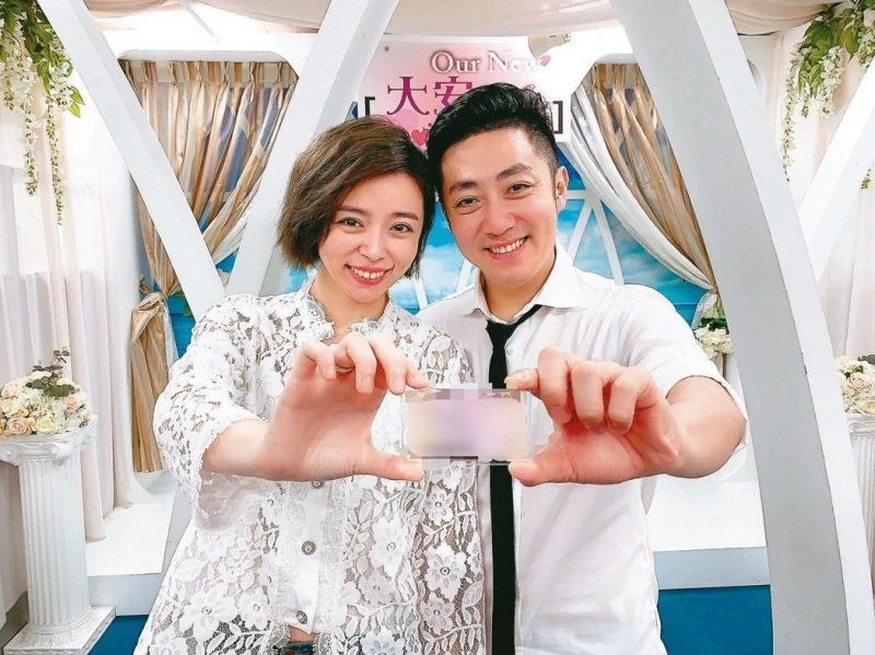 攜艾成骨灰返馬完成蜜月　王瞳暴瘦神情憔悴現身機場