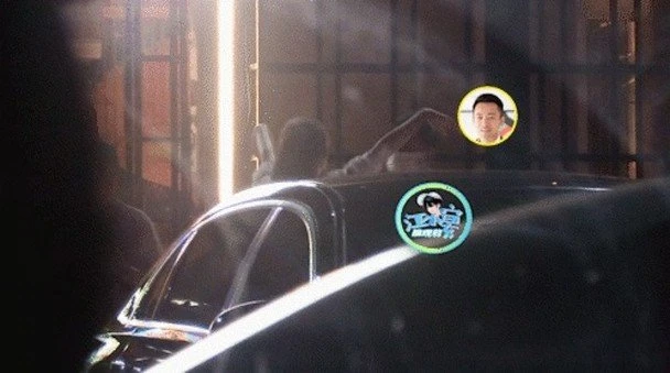 完全旁若無人！汪小菲張穎穎當街纏綿