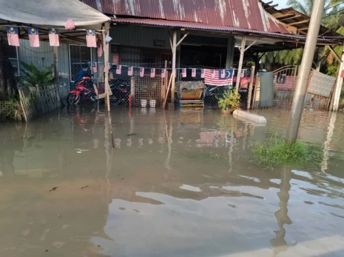 凌晨大雨遇漲潮　峇株巴轄四加亭淹水