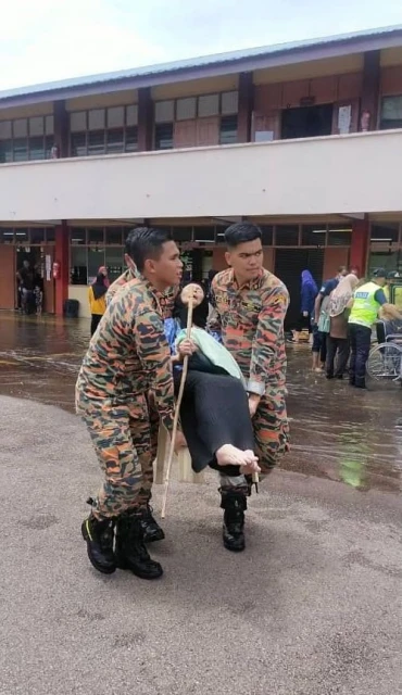凌晨大雨遇漲潮　峇株巴轄四加亭淹水