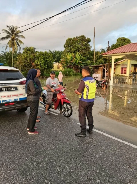 凌晨大雨遇漲潮　峇株巴轄四加亭淹水