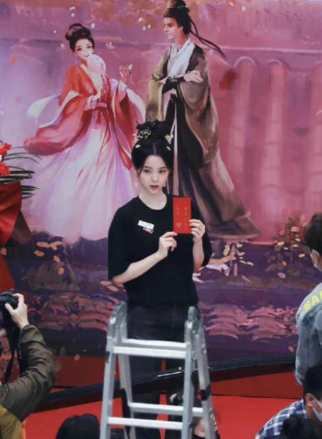 歐陽娜娜開鏡儀式「背板竟盜圖」　被原作抓包劇組急道歉