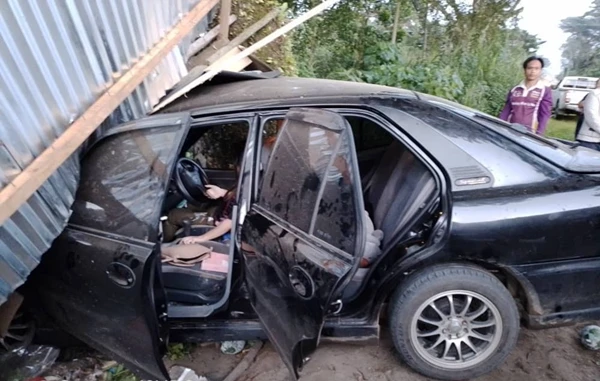 轎車失控撞檔口 女司機受困